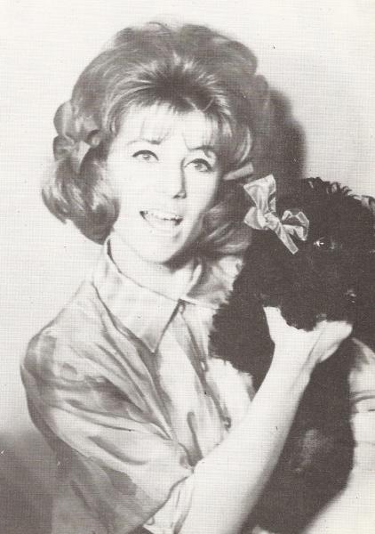 sheila! et son petit caniche noir!